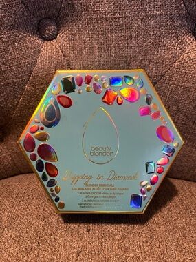 beautyblender Dripping in Diamonds Makeup Sponge Set – Iridescent Blue Packaging